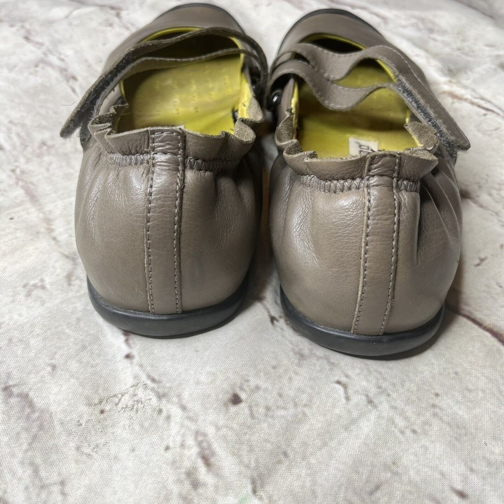 Tsubo Shoes Tsubo Light Gray Leather Mary Jane Ballet Flat - Picture 5 of 8